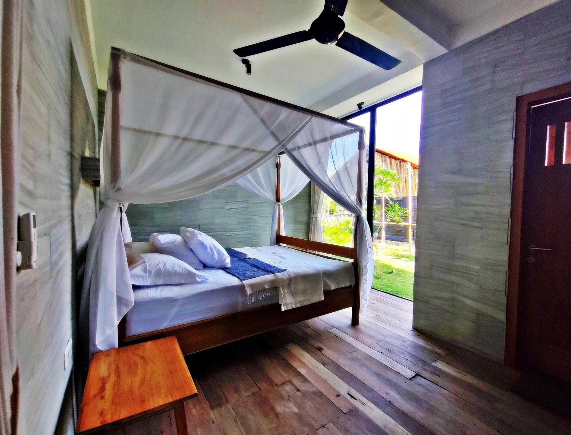 Joglo Apong Beachfront Tegallengah