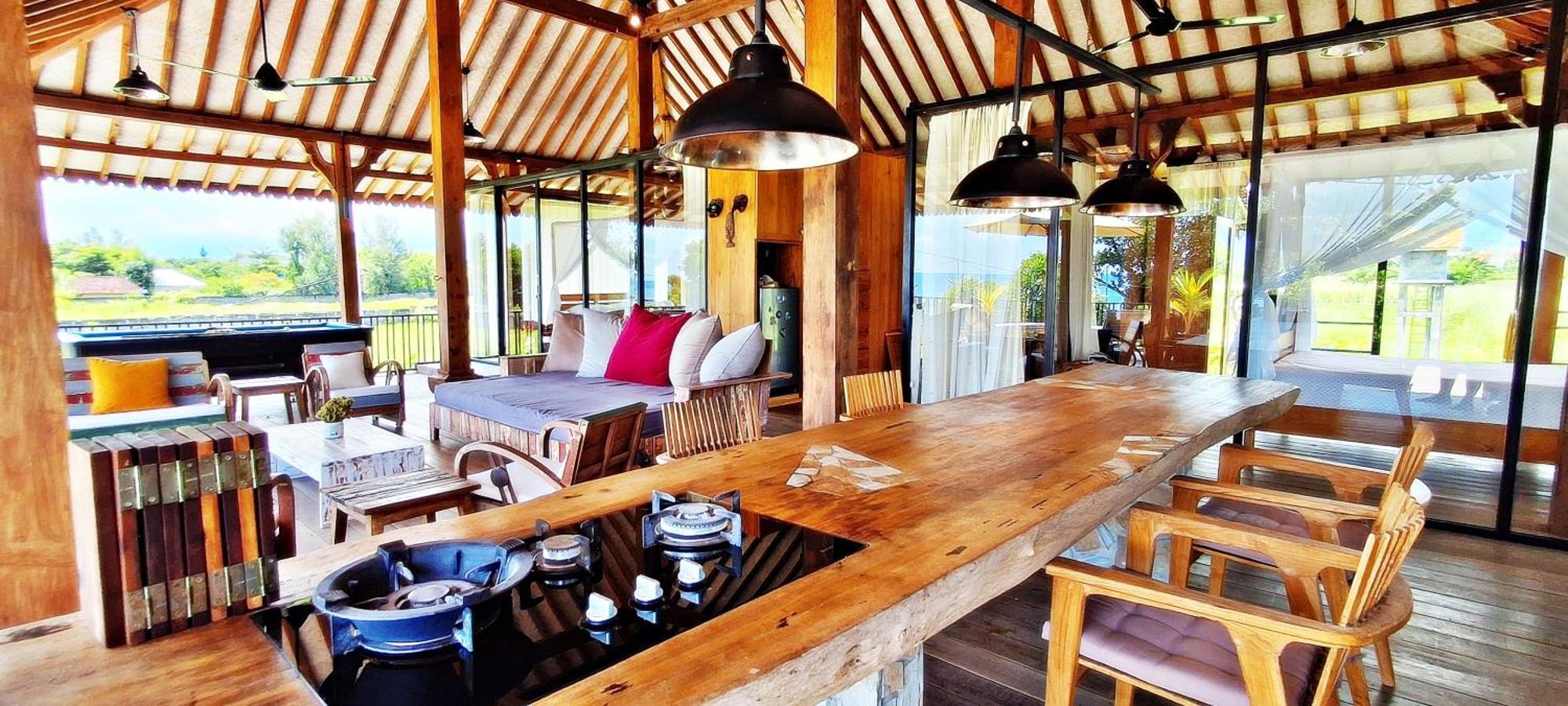 Joglo Apong Beachfront Apartment Tegallengah
