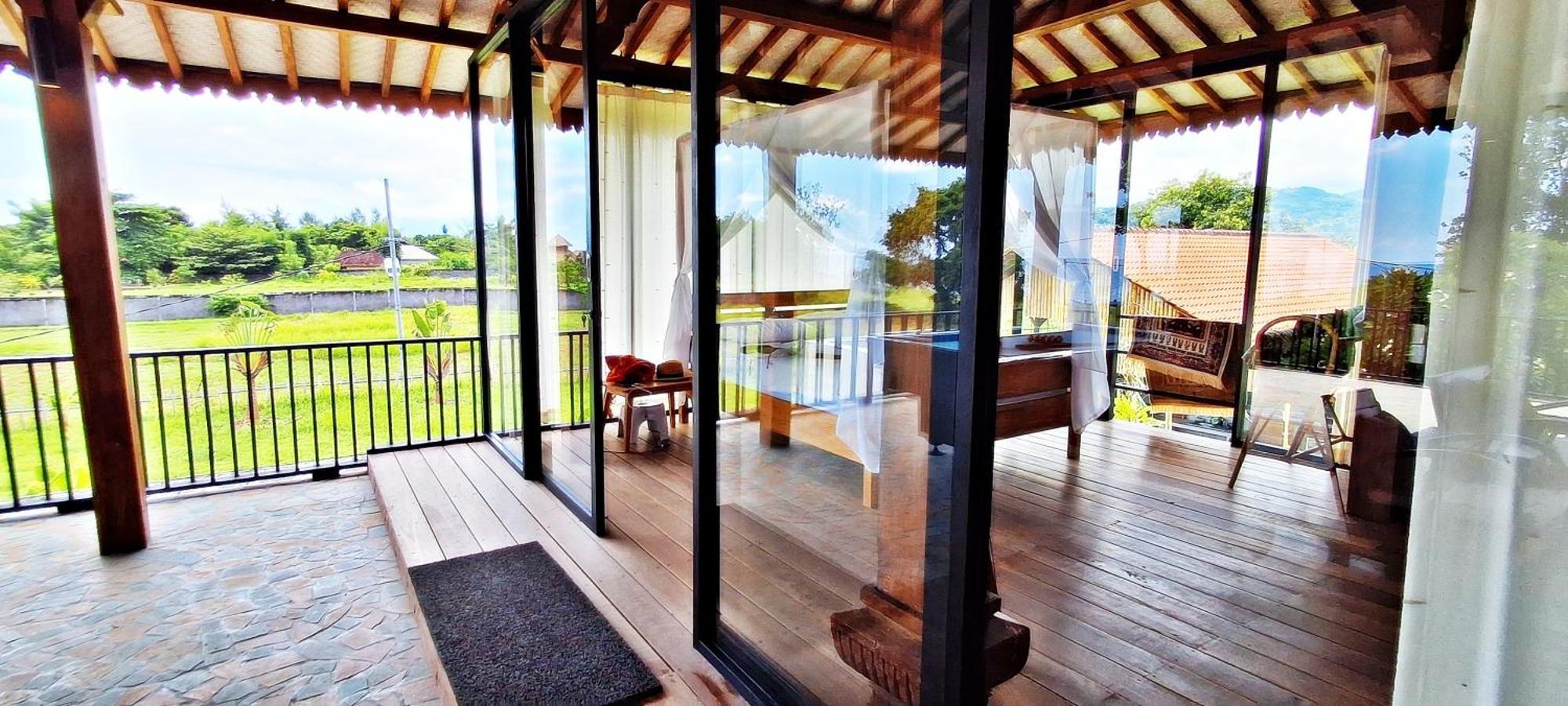 Joglo Apong Beachfront Apartment *