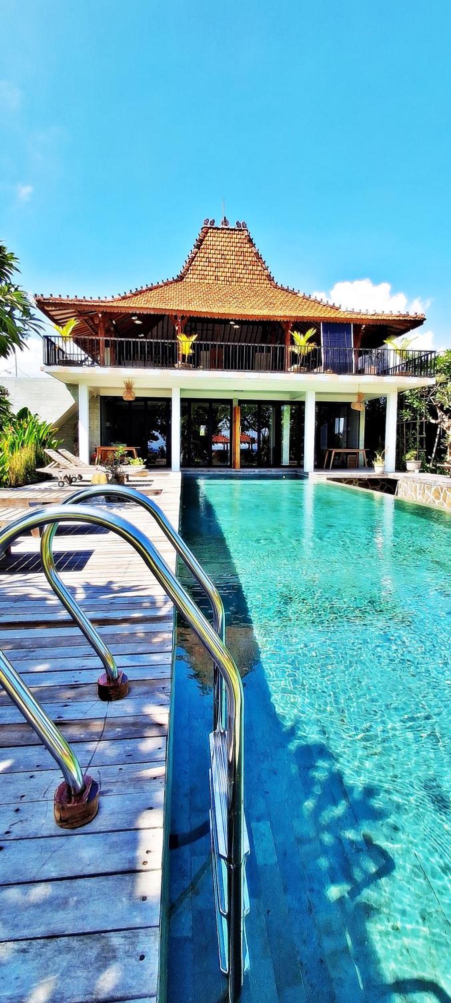 Joglo Apong Beachfront Apartment Tegallengah
