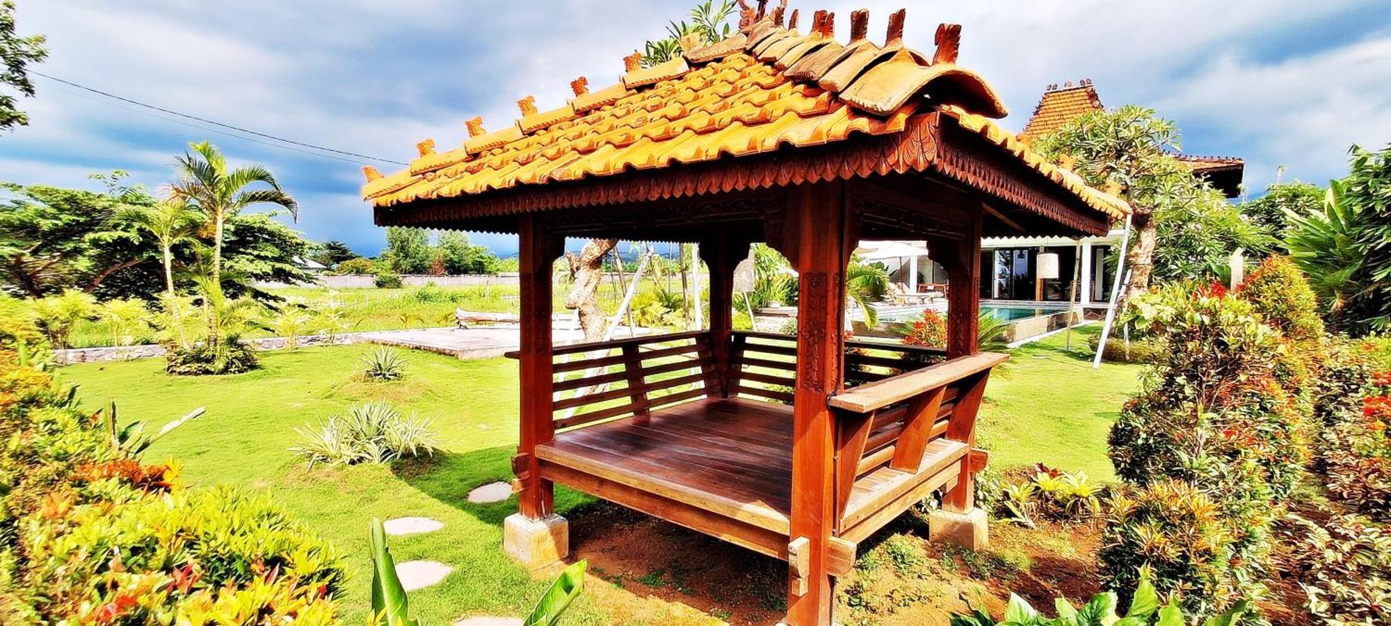 Joglo Apong Beachfront Apartment *
