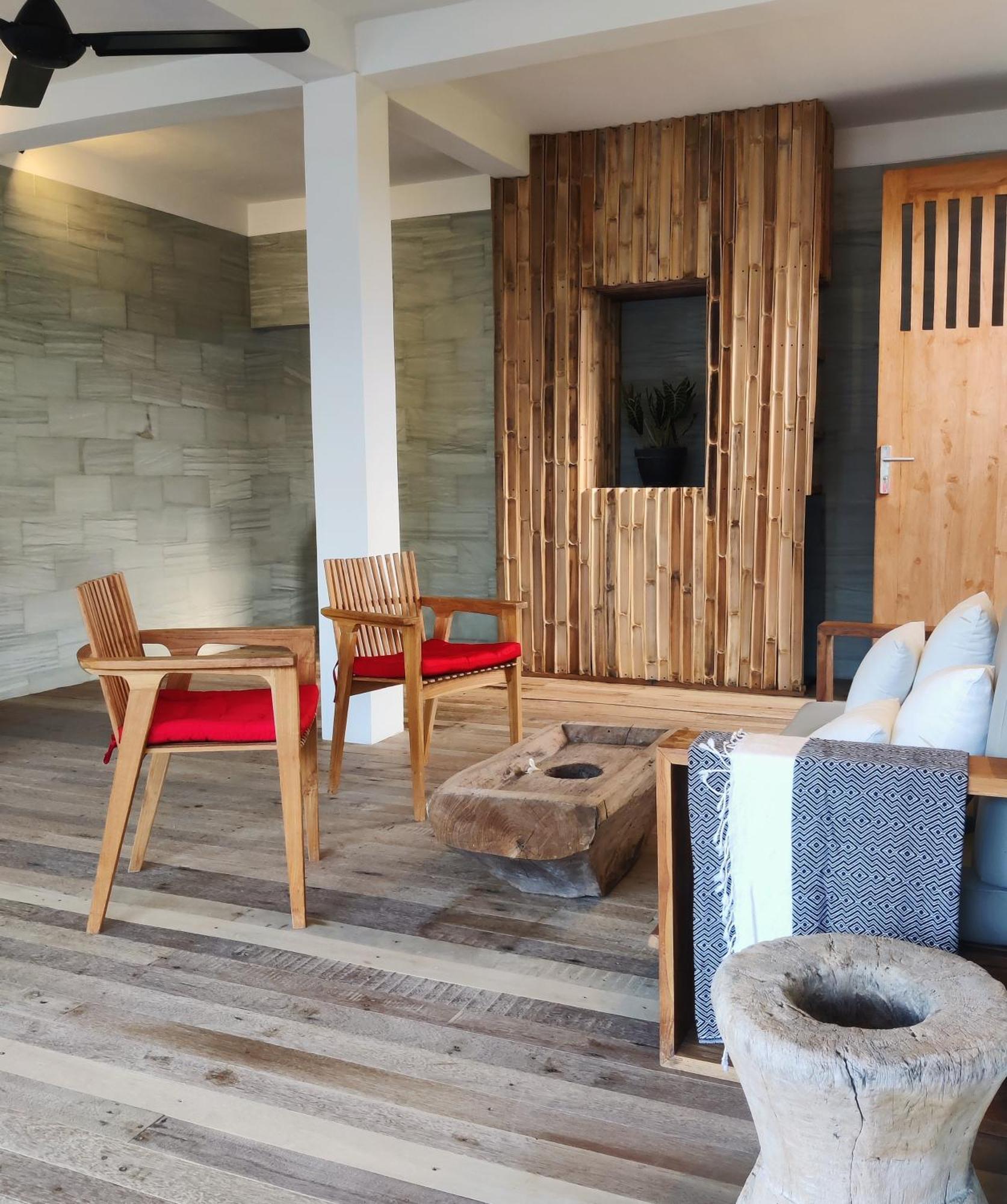 Joglo Apong Beachfront Apartment Tegallengah
