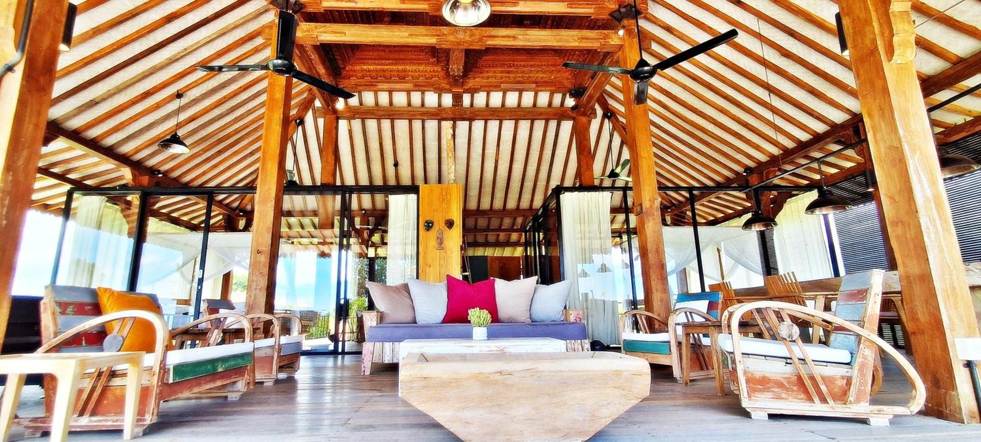 Joglo Apong Beachfront Tegallengah