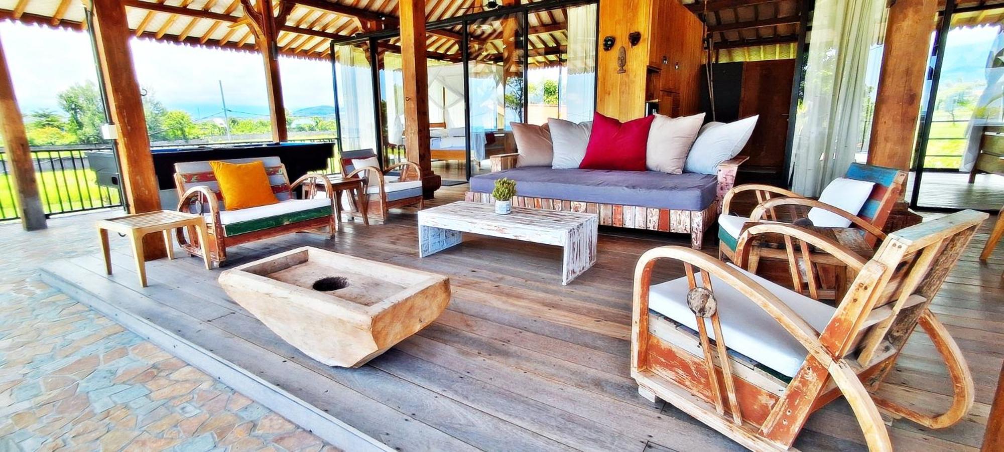 Joglo Apong Beachfront Tegallengah