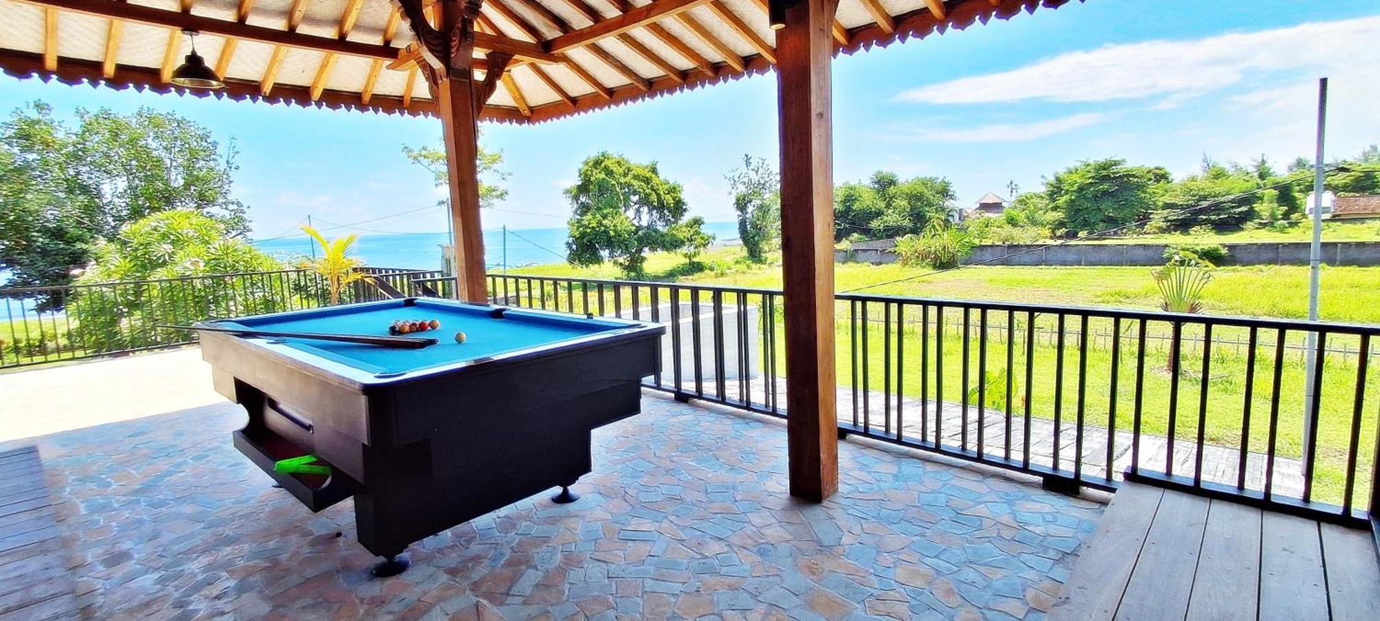 Joglo Apong Beachfront Tegallengah